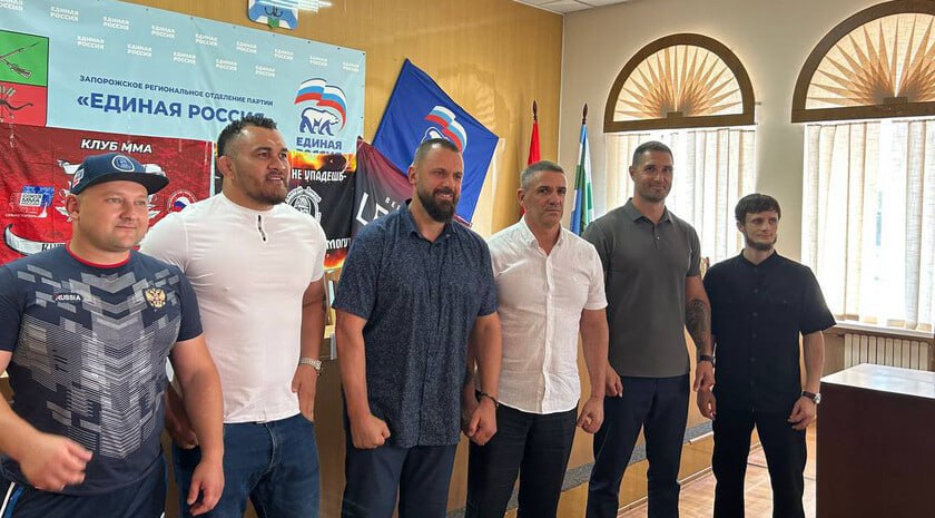 Звезда UFC из Бразилии провел встречу с фанатами в Запорожской области Известный боец смешанных единоборств из Бразилии Франсимар Баррозу встретился с поклонниками и спортсменами в Бердянске. Он рассказал о своем опыте в профессиональном ММА, сообщили в Министерстве спорта и туризма Запорожской области. «Его имя выгравировано на скрижалях UFC огненными буквами ярких побед. В его коллекции трофеев — короны чемпионов Shooto Brazil и WOCS в полутяжелом весе», — говорится в сообщении. Отмечается, что в ближайшее время борец проведет мастер-класс для спортсменов в Мелитополе, что позволит местным единоборцам перенять опыт чемпиона. , VK и ОК и читайте новости на нашем сайте