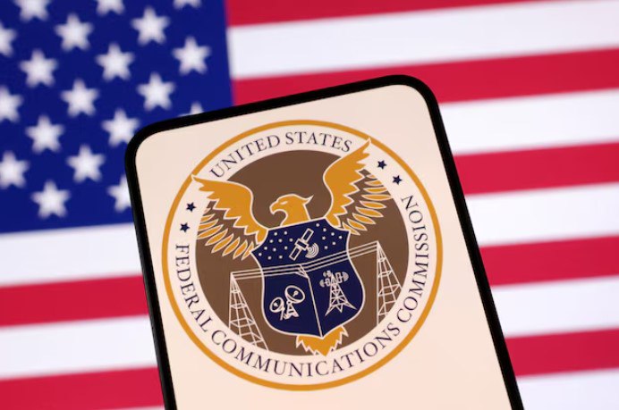 Агентство США запускает процесс запрещающий некоторым китайским лабораториям тестировать американскую электронику   Федеральная комиссия по связи США заявила что начала процедуру отзыва признания семи испытательных лабораторий принадлежащих или контролируемых правительством Китая сославшись на соображения национальной безопасности США    В мае американское телекоммуникационное агентство проголосовало за окончательную разработку правил запрещающих китайским лабораториям которые считаются представляющими угрозу национальной безопасности США тестировать электронные устройства такие как смартфоны камеры и компьютеры для использования в Соединенных Штатах   FCC также заявила что срок признания США четырех других китайских лабораторий истек еще в мае и не будет продлен включая две лаборатории которые запросили продление Иностранные правительства противники не должны владеть и контролировать лаборатории в которых тестируются устройства сертифицированные FCC как безопасные для рынка США заявил председатель FCC Брендан Карр    Вся электроника используемая в США перед импортом должна пройти процедуру авторизации оборудования Федеральной комиссии по связи FCC По данным FCC около 75 всей электроники тестируется в лабораториях расположенных в Китае Источник Reuters chinastocksnet Если полезно поставьте лайк Китай США