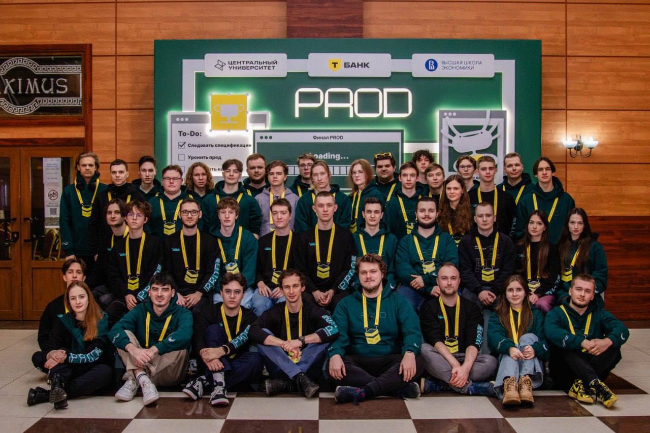 Т Банк масштабирует HR стратегию на глобальный рынок Для этого банкстеры придали своей олимпиаде по промышленной разработке PROD международный статус впервые соревнование пройдет на русском и английском языках Соревнование для школьников 8 11 классов со всего мира организовывают Т Технологии материнская компания Т Банка и Центральный университет в партнерстве с ВШЭ Это первая в мире практикоориентированная олимпиада для старшеклассников где участники решают настоящие задачи бигтехов Главный актив для победителей прямой доступ в экосистему организаторов фаст трек и гранты в Центральном университете льготы в ВШЭ и упрощенный отбор на стажировки в Т Банк Модель уже показала свою конверсию 39 участников стали стажерами финтеха 9 в штате а более 130 поступили в аффилированные вузы banksta