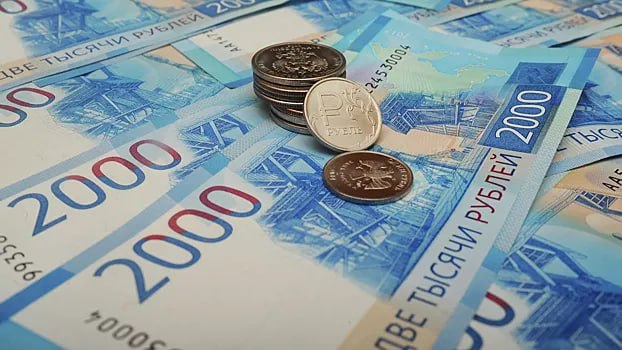 Официальная инфляция в России по итогам 2025 года составит 7%, а реальная — 13–14%. такой прогноз для «Газеты.Ru» сделал эксперт по фондовому рынку Кирилл Селезнев. По его словам, это соответствует замедлению темпов роста цен примерно на 20%. Но у россиян такая динамика может ощущаться по-разному. Эксперт отметил, что инфляция у каждого потребителя своя, и она зависит от того, что, где и как часто вы покупаете. Люди замечают в первую очередь рост цен на те товары, которые покупают каждый день.По оценке ЦБ, годовая инфляция по состоянию на 2 июня 2025 года замедлилась до 9,8%. По данным Минэкономразвития, годовая инфляция в России с 20 по 26 мая замедлилась до 9,78 с 9,9% на предыдущей неделе.