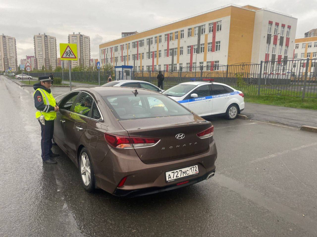 "Школьный час" под дождем прошел в Тюмени. Сотрудники Госавтоинспекции обеспечили безопасность детей по маршрутам движения в школу. Госавтоинспекция рекомендует водителям быть особенно внимательными, подъезжая в дождливую погоду к пешеходным переходам. Тормозной путь на мокрой дороге увеличивается! ‼ Тормозите заранее перед "зебрами", чтобы успеть остановиться и пропустить пешеходов!