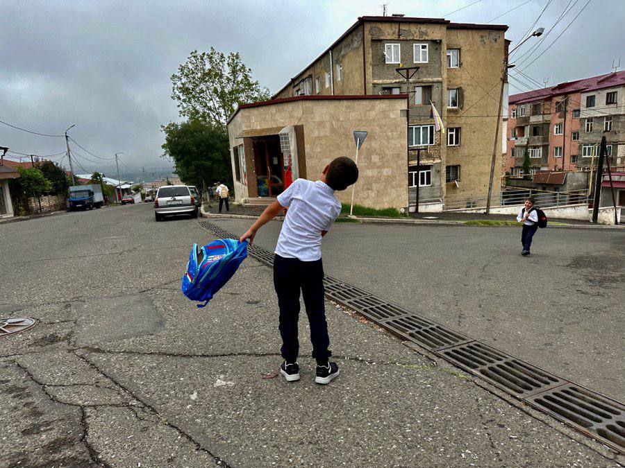 Накануне нового учебного года более 10 000 детей из Карабаха/Арцаха нуждаются в канцелярских товарах и одежде.  “Это больно. Родители просят одежду из секонд-хенда. У кого-то умер муж, у кого-то мама, а кто-то остался сиротой”, - говорит Саида Погосян..    P.S. По подсчетам команды Пашиняна, всего одно шоу Дженнифер Лопес в Ереване принесло Армении большую прибыль. Так помогите же детям, у которых нет даже одежды и канцелярских принадлежностей, пойти в школу. Образование должно быть доступным для всех не деля детей на “своих” и “чужих”..