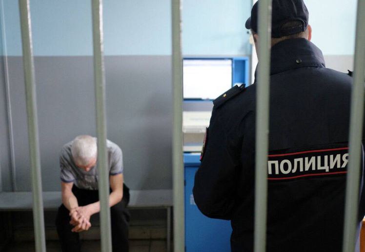 Россиянин тайно продал машину подруги, чтобы сводить её в ресторан. Жительница Краснодара случайно заметила уведомление на «Госуслугах» и узнала о переоформлении авто. Продажа в её планы не входила, потому она начала разбираться и выяснила, что к этому причастен её возлюбленный. Оказалось, что бойфренд украл у женщины документы, переоформил машину и заложил за 700 тысяч рублей. А сорванный куш он потратил на личные нужды, в том числе на свидания в ресторанах вместе с потерпевшей. Теперь Дон Жуану грозит до десяти лет тюрьмы.