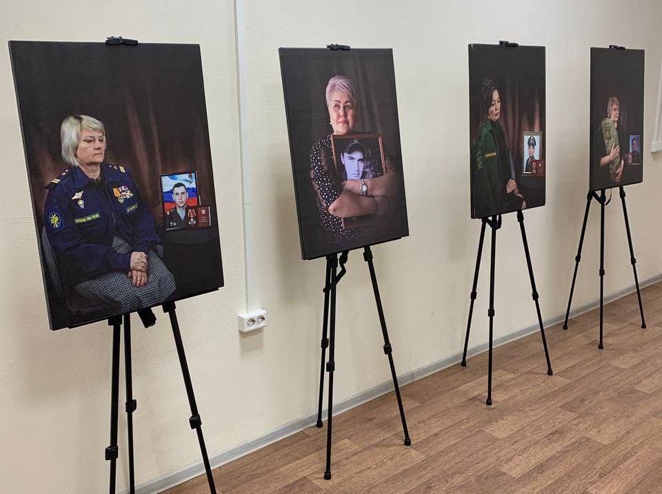 В Оренбургском филиале фонда Защитники Отечества открылась фотовыставка Матери героев В Оренбургском филиале фонда Защитники Отечества представили фотовыставку приуроченную ко Дню матери Экспозиция традиционно подготовлена совместно с общественным объединением Память созданным по инициативе семей военнослужащих погибших в ходе СВО На выставке размещены 24 работы на которых запечатлены мамы вместе с портретами своих сыновей Увековечение памяти погибших одно из направлений деятельности фонда Оно включает не только поддержку их родственников но и проекты ориентированные на гражданское и патриотическое воспитание молодежи Фото фонд Защитники Отечества