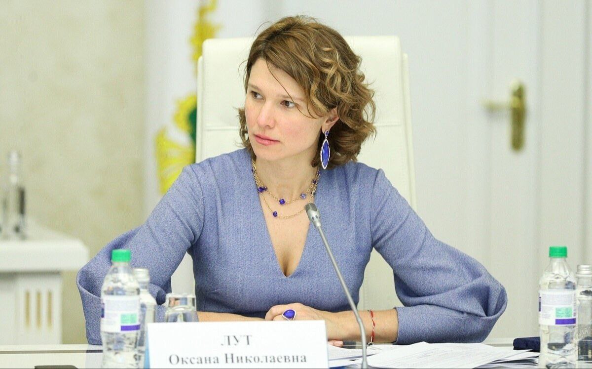 У Оксаны Лут растут надои Коровы в России за 10 лет стали давать почти втрое больше молока заявила министр сельского хозяйства Оксана Лут Если у нас с вами раньше условно 10 лет назад продуктивность коров была 3 тонны с коровы в год то сейчас у нас средняя продуктивность уже 8 5 тонны сказала она Так протеже и женщина Дмитрия Патрушева хвастается ростом надоев на фоне серьёзных проблем в российском сельском хозяйстве Забавно как в риторике современных новиопов всё чаще звучат тезисы поздних съездов ЦК КПСС у Горбачёва с Черненко тоже регулярно росли надои