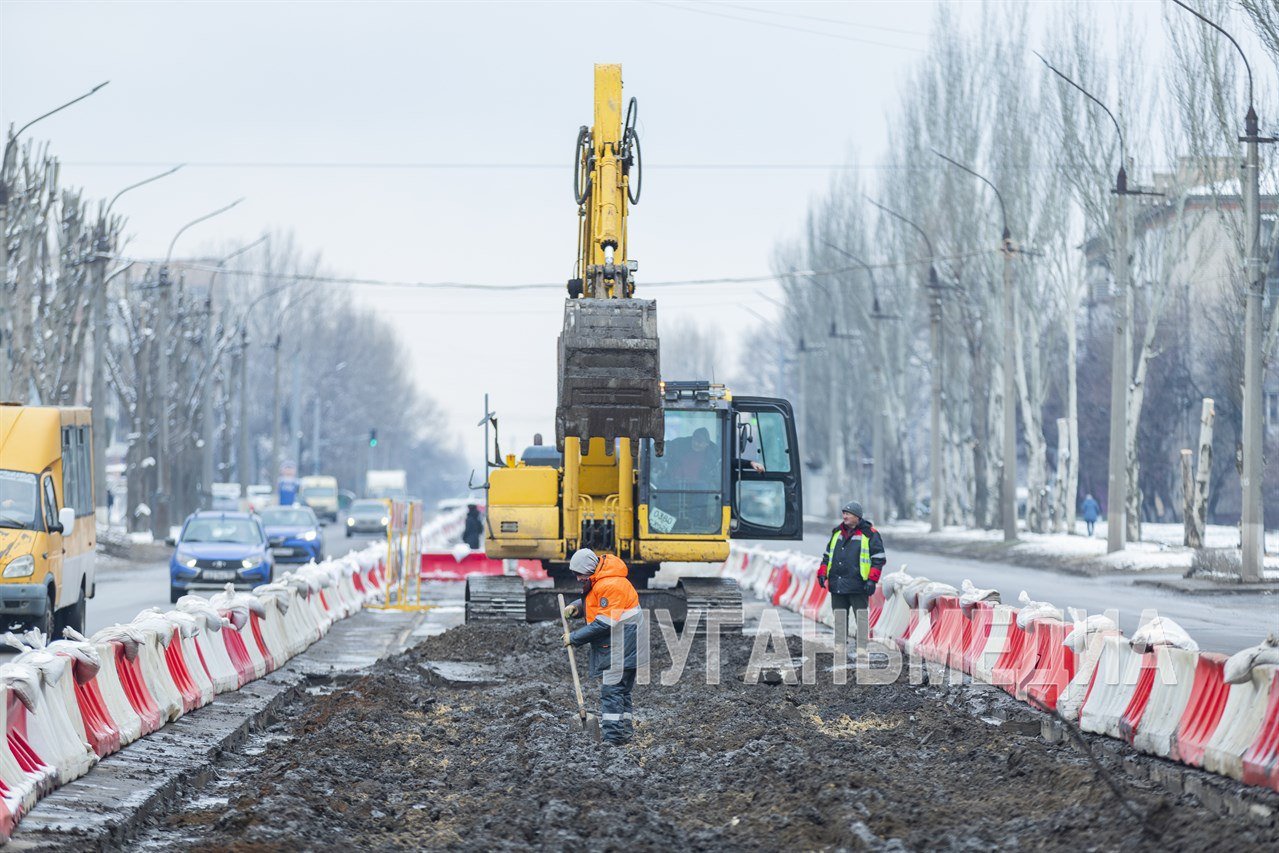 Московские дорожники начали капитальный ремонт улицы Ватутина в Луганске  В настоящее время демонтируются трамвайные рельсы.   Наряду с восстановлением дорожного полотна, по словам врип главы Администрации Луганска Яны Пащенко, будет реконструирована и пешеходная зона, появятся велодорожки, как на улице Оборонной.   Кроме того, в ходе капитального ремонта улицы Ватутина дорожники расширят проезжую часть.  По материалам ГУП ЛНР "Луганьмедиа"