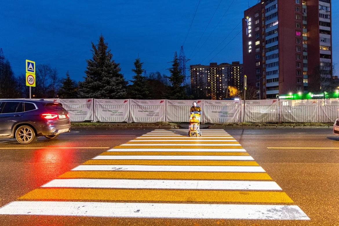 7 проекционных пешеходных переходов обустроили в Лобне Они появились на дорогах местного значения вблизи Центрального парка школ 2 3 и 8 Специальная подсветку на пешеходных переходах проецирует зебру прямо на дорогу и дополнительно освещает ее Это позволяет водителям заранее заметить пешеходов даже в условиях плохой видимости Также проекционная подсветка появилась на трёх региональных дорогах на территории округа Букинском шоссе улицах Аэропортовская и Краснополянская Пешеходы теперь могут быть уверены что водители видят их Но все же не стоит забывать о бдительности и соблюдать правила дорожного движения AnnaKrotova Lobnya