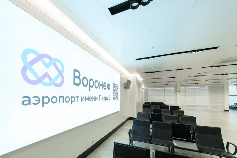 Общественная палата изучила обновлённую транспортную сеть Воронежа В Воронеже 14 октября прошёл визит представителей Общественной палаты России в рамках федерального форума Сообщество Участники делегации включая экспертов транспортной сферы и активистов региональных объединений проверили состояние городской инфраструктуры и ознакомились с новыми объектами Общественники осмотрели терминал международного аэропорта имени Петра I и провели тестирование городских маршрутов общественного транспорта Новый терминал внутренних авиалиний завершённый летом 2024 года выполнен и оформлен в духе эпохи Петра Великого Особый интерес вызвала комната матери и ребёнка Ольга Павлова являющаяся членом общественной палаты РФ отметила что такого уровня оснащённости не встречала даже в крупных столичных аэропортах предусмотрены игровые зоны комнаты отдыха и оборудование для людей с ограниченными возможностями bloknot voronezh ru news obshchestvennaya palata izuchila obnovlyennuyu tra 1909586