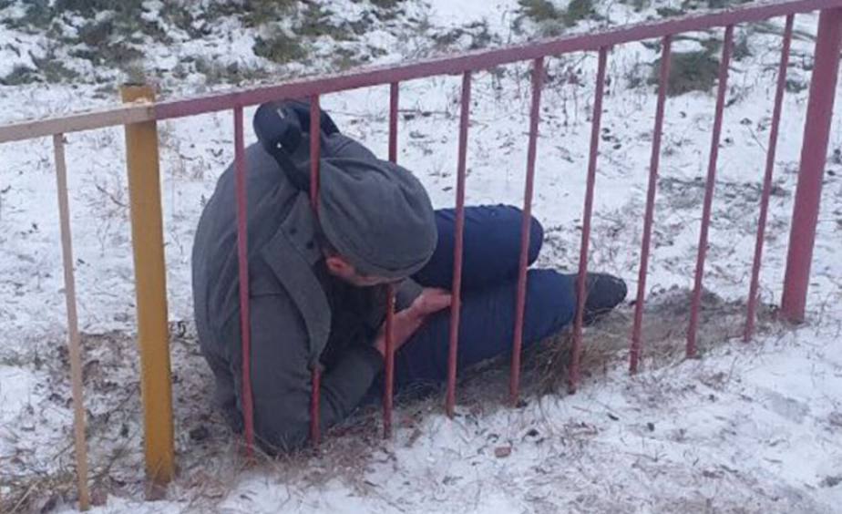 В Новосибирске спасатели помогли мужчине, чья голова застряла в заборе  Голова 31-летнего горожанина оказалась между металлических прутьев забора детского сада. С помощью инструментов голову освободили.  О том, как именно это произошло, не сообщается.   Интересно конечно —      Толк