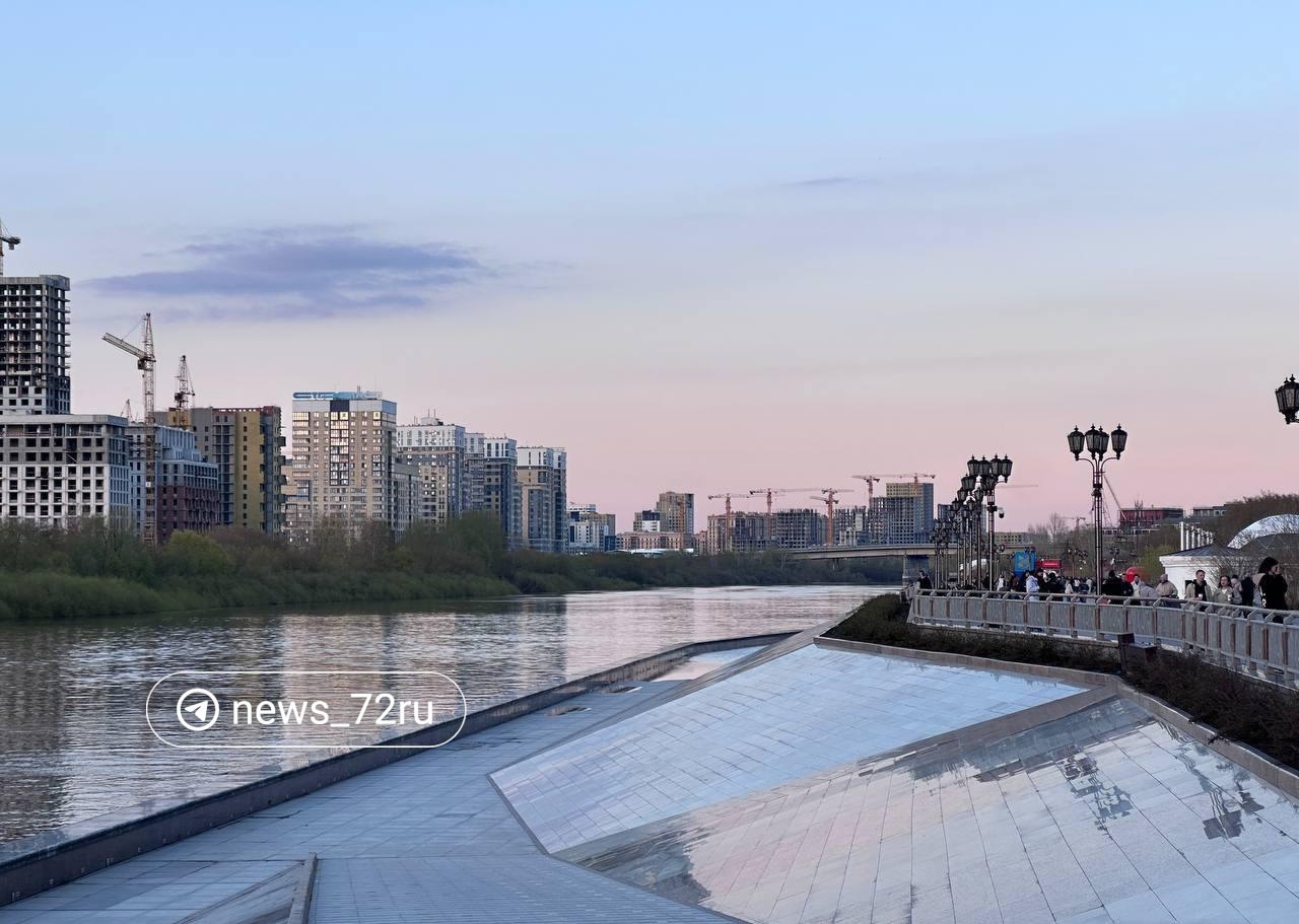 Поплыли! Вода затопила первый ярус набережной. Теперь там дежурят спасатели. Последние несколько лет воды в реке было так мало, что даже в период разлива Тура оставалась достаточно мелкой. Ситуация изменилась в лучшую сторону. Уровень воды в Туре сейчас составляет 543 см над нулем поста. Два года назад — всего 73 см. — урааа! — наконец-то! — а чего радоваться, это же временно...