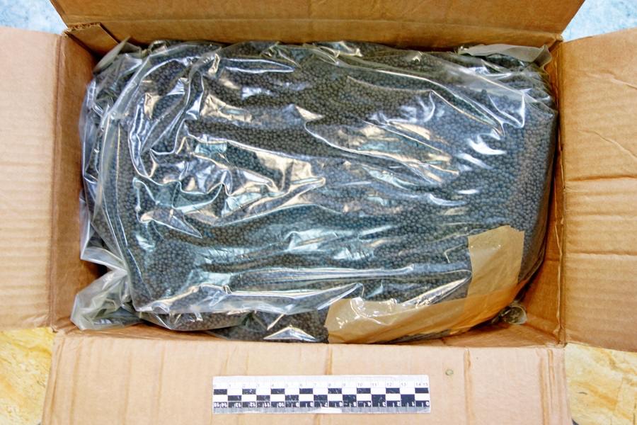 В Калининградскую область не пустили более 1,6 т насвая Сотрудники таможенного поста МАПП Чернышевское обнаружили в полуприцепе грузового автомобиля 80 коробок с некурительным табачным изделием, провозимым под видом приправ. Общий вес товара составил 1635 кг. Фото: пресс-служба Калининградской областной таможни