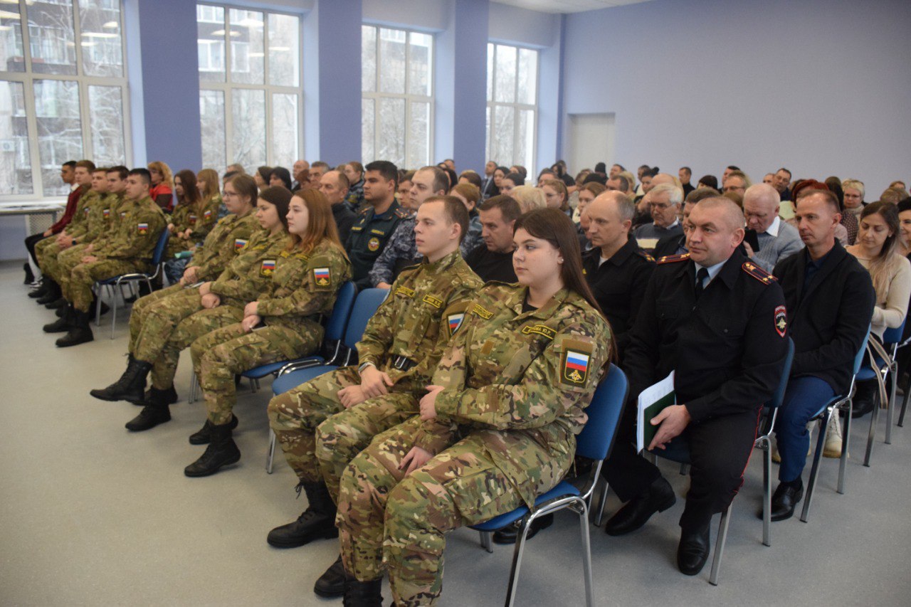 Сегодня в Тамбове прошёл четвертый межведомственный семинар «Профилактика терроризма и экстремизма». Его участниками стали представители учреждений образования, силовых ведомств, местных религиозных и национальных диаспор.     «Мы в очередной раз рассмотрим такие явления, как «экстремизм» и «терроризм». К сожалению, они присутствуют в нашей жизни. Чтобы эффективно им противодействовать, мы должны понимать суть этих деструктивных проявлений и вместе выстраивать профилактическую работу», - обратился к присутствующим заместитель главы - начальник управления по обеспечению безопасности жизнедеятельности населения администрации Тамбова Александр Дерябин.    Участники обсудили исходящие от интернет-ресурсов угрозы, как оградить подростков от пагубного влияния интернет-сообществ, пропагандирующих деструктивное поведение. Особенно рекомендации были полезны для представителей школ города.    В повестку дня были включены вопросы обеспечения межнационального согласия, предотвращения вовлечения школьников в различные противоправные акции, грамотной организации антитеррористической защиты объектов и пожарной безопасности учреждений.    ‍  Большая роль в профилактике отводится молодежи. Студенты тамбовских вузов наряду с правоохранительными органами практически ежедневно несут службу по охране общественного порядка. Это члены народных дружин «Держава» Тамбовского государственного университета им. Г.Р. Державина и «Легион» Тамбовского государственного технического университета. На семинаре лучшим из ребят были вручены награды и ценные подарки за активное участие в охране общественного порядка.