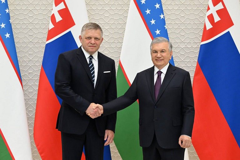 Президент Узбекистана Шавкат Мирзиёев и премьер-министр Словакии Роберт Фицо обсудили сотрудничество между странами в сфере внедрения цифровых решений и инноваций. В этой связи было предложено создать совместный венчурный фонд акселерации IT-стартапов. Мирзиёев и Фицо договорились о подготовке полномасштабной Программы промышленной кооперации с ведущими компаниями Словакии. В рамках предполагаемого сотрудничества планируется реализации проектов в агропромышленном комплексе, фармацевтике, в области «зеленой» энергетики и туризма. Отдельным пунктом обсуждались вопросы организованной трудовой миграции. Подчеркивался повышенный интерес европейского государства к налаживанию системных контактов в данном направлении.