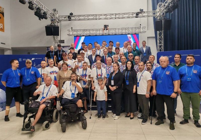 Астраханцы стали призёрами межрегионального Кубка Защитников Отечества по нардам В Астрахани прошёл крупный турнир по нардам собравший команды из Татарстана Краснодарского края Волгоградской Ростовской и Астраханской областей а также из ДНР ЛНР и Крыма В соревнованиях участвовали более 50 человек включая ветеранов СВО и военнослужащих с ограниченными возможностями Турнир прошёл в личном и командном зачёте Победителями стали волгоградцы второе место заняла астраханская команда третье ростовчане Министр спорта Астраханской области Нина Ивашкина напомнила что нарды официально признаны видом спорта в России с 2022 года и быстро набирают популярность в том числе среди ветеранов Организаторами выступили Федерация нард России фонд Защитники Отечества и региональный минспорт