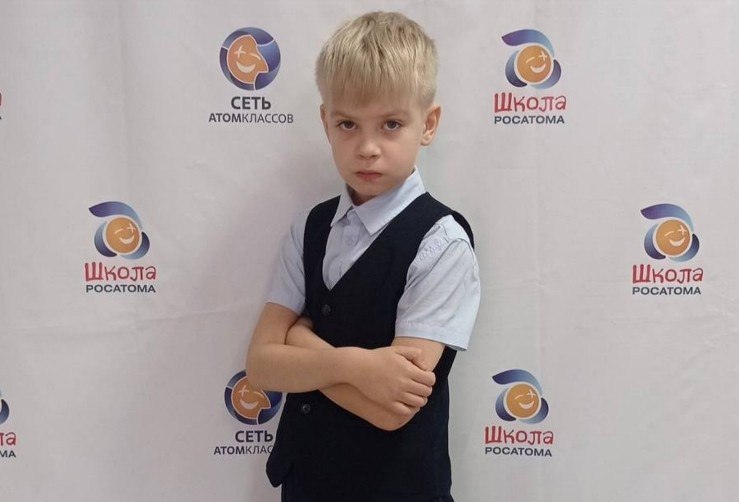Степан Жуков из Краснокаменска стал победителем всероссийской викторины Атомный урок 2025 Степан Жуков ученик 2 А класса средней школы 7 одержал победу во всероссийской интеллектуальной викторине Атомный урок 2025 Это достижение стало возможным благодаря его знаниям полученным на профориентационных занятиях об атомной отрасли которые провели его учителя Викторина собравшая более 125 тысяч школьников и студентов со всей России проходила с 21 по 30 октября 2025 года Степан Жуков вошел в число девяти победителей из разных регионов страны которые получат возможность войти в состав Детского жюри большого очного финала конкурса Финал состоится 7 декабря 2025 года в Музее Атом на ВДНХ Поздравляем Степана и его классного руководителя Евгению Валерьевну Мокину с этим замечательным успехом