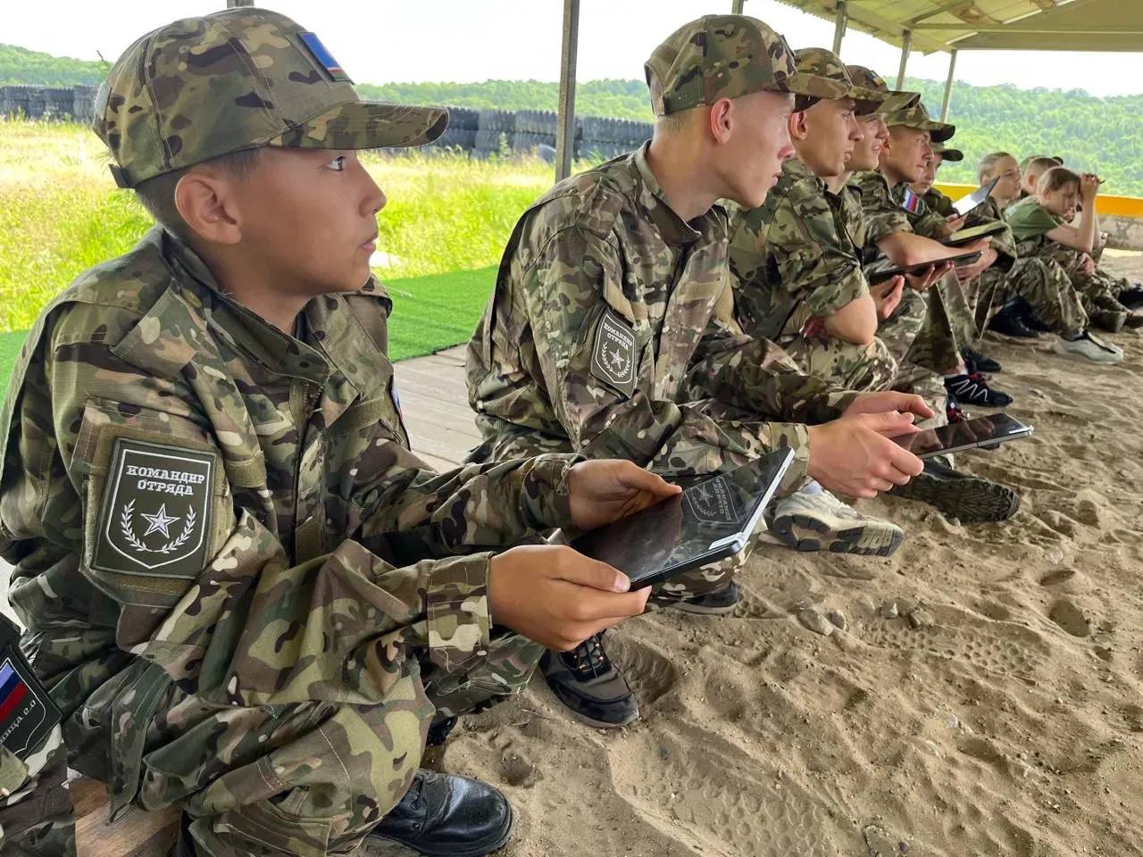 В День защитника Отечества в Якутии стартует новый сезон проекта Зарница 2 0 В День защитника Отечества 23 февраля в Якутии стартует новый сезон Всероссийской военно патриотической игры Зарница 2 0 организатором которой в республике выступает региональное отделение Движения Первых Игра реализуется в поддержку национального проекта Молодёжь и дети инициированного Президентом страны Владимиром Путиным Проект Зарница 2 0 называют прорывом в патриотическом воспитании объединившим традиции известной с советских времён игры и современные технологии Эта игра учит детей быть более смелыми ответственными и в то же время отзывчивыми учит действовать в команде быть едиными и сплочёнными Проект стал по настоящему массовым в прошлом году у нас в Якутии он объединил более 27 тысяч участников Запуск нового сезона станет долгожданным событием для наших детей и молодёжи сказала Заместитель Председателя Правительства Республики Саха Якутия Ольга БАЛАБКИНА Участники Зарницы 2 0 отмечают что игра меняет их отношение к военной службе учит их принимать быстрые и ответственные решения в сложных ситуациях развивая лидерские качества и навыки взаимодействия в коллективе Особую роль в этом процессе играют наставники ветераны специальной военной операции которые делятся не только практическим опытом но и важными жизненными ценностями Их поддержка и пример помогают молодым людям осознать значимость службы и подготовиться к возможным вызовам с которыми они могут столкнуться в будущем Кто если не мы можем объяснить что такое честь верность присяге и любовь к Родине Для нас важно делиться опытом с ребятами и видеть их искреннюю вовлечённость отметили наставники Заместитель директора якутского филиала Центра ВОИН Афанасий Сергин сообщил что на всех этапах игры будет задействовано 15 инструкторов Центра Судить игру будут ветераны боевых действий имеющие опыт в различных направлениях военной подготовки тактическая медицина тактическая и огневая подготовка управление БПЛА снайпинг и другие Наши инструкторы занимаются не только судейством но и ежегодно готовят участников соревнований На прошлой неделе прошло обучение по управлению БПЛА а на следующей запланированы мастер классы по этапам Зарницы 2 0 Безусловно это положительно сказывается на качестве выступления сборных команд на региональном и всероссийском этапах сказал Афанасий Сергин Горный улус второй год подряд проводит региональный этап игры В 2025 году региональный этап прошедший там объединил 12 команд из 10 районов и города Якутска Победителем стала команда Мохсогол которая впоследствии стала победителем Дальневосточного федерального этапа и достойно представила республику на всероссийском финале в Волгограде заняв призовые места в отдельных дисциплинах Представители родительского сообщества также отметили что Зарница 2 0 формирует у детей ответственность дисциплину и лидерские качества а также способствует развитию интереса к патриотической тематике Зарница 2 0 это флагманский проект Движения Первых В 2025 году новый технологичный формат игры объединил более 3 1 миллионов школьников и студентов в России В школьных отборочных этапах Зарницы 2 0 в Якутии приняли участие более 27 тысяч юных якутян Игра прошла во всех муниципальных районах республики по четырём возрастным категориям Наставником Якутского регионального отделения Общероссийского общественно государственного движения детей и молодёжи Движение Первых является Глава республики Айсен Николаев единаяроссия сахасирэ ольгабалабкина мыработаем россия якутия арктика экология арктическаяякутия Подпишись на канал t me balabkinaov