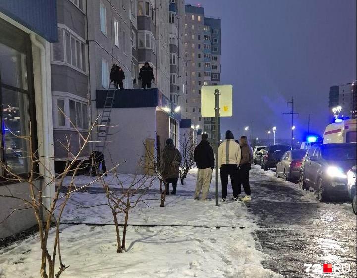 Под окнами тюменской многоэтажки на улице Константина Посьета 11 корпус 1 нашли тело мужчины Выпал человек на козырек Скорая и полиция на месте рассказала редакции тюменка Эту информацию подтвердили в УМВД России по Тюменской области Там сообщили что мужчина разбился насмерть Сообщение поступило в 16 50 о падении мужчины 1961 года рождения Предварительно он выпал с четвертого этажа рассказали в полиции В департаменте здравоохранения также подтвердили смерть мужчины Вызов в оперативный отдел поступил 6 ноября в 16 49 прибытие бригады скорой медицинской помощи 17 01 Медики констатировали смерть пациента рассказали в ведомстве Мы теперь есть и в MAX