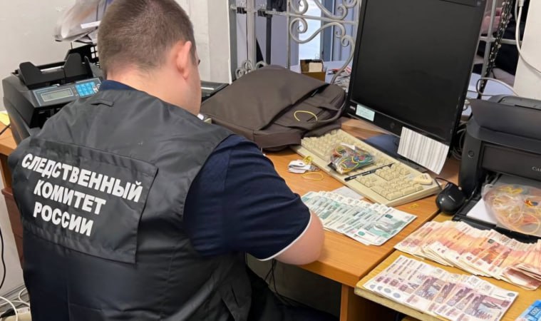 Президент подписал закон о праве следователей приостанавливать операции на банковских счетах подозреваемых Такое право возникает при наличии информации о том, что такие счета использовались для преступной деятельности. Срок приостановки не может превышать 10 суток. Возможна она с согласия руководителя следственного органа и только в случаях, не терпящих отлагательства. Также Владимир Путин подписал закон, обязывающий банки с 1 сентября предоставлять следователям и дознавателям справки по операциям, счетам и вкладам физических и юридических лиц.