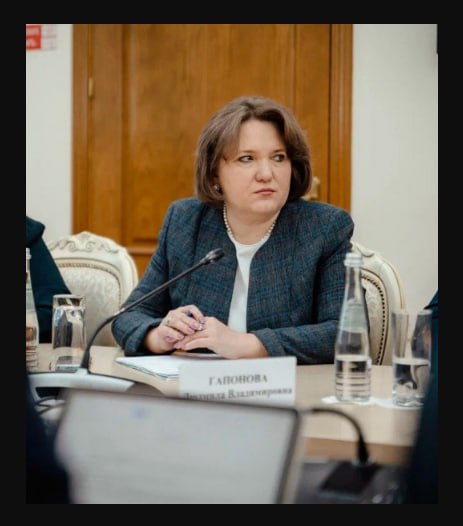 И.о. министра финансов и бюджетного контроля Курской области Людмила Гапонова, ушла в отставку по собственному желанию с 11 июля 2025 года. Информация об отставке подтверждена в официальном Telegram-канале правительства региона. Отмечается, что Гапонова занимала пост врио министра с 4 апреля 2025 года, сменив Инну Апонасенко.