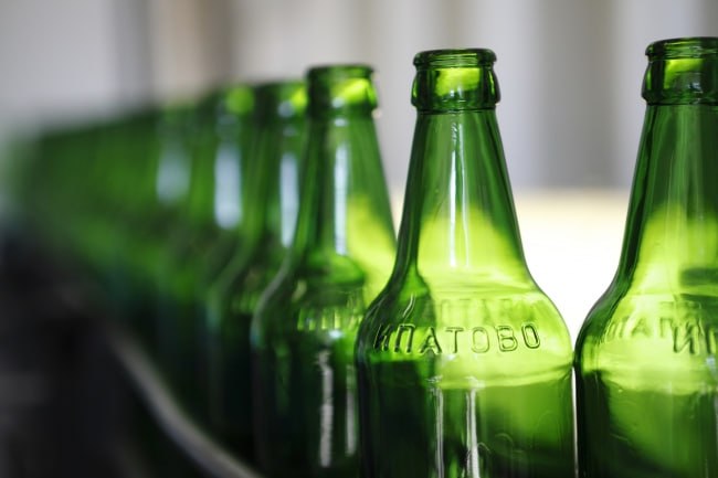 Торговал алкоголем из машины В Якутске полицейские пресекли незаконную торговлю алкоголем Во время обхода жилого сектора на улице Петра Алексеева участковые заметили подозрительную активность около одного из домов Выяснилось что 48 летний местный житель организовал торговлю спиртным прямо из своего автомобиля Тойота Королла При осмотре машины полицейские изъяли 142 литра алкогольной продукции На нарушителя составили административный протокол за незаконную розничную продажу алкоголя За такое правонарушение ему грозит штраф от 30 до 50 тысяч рублей а вся изъятая продукция будет конфискована Фото Ахмадуллин Дмитрий