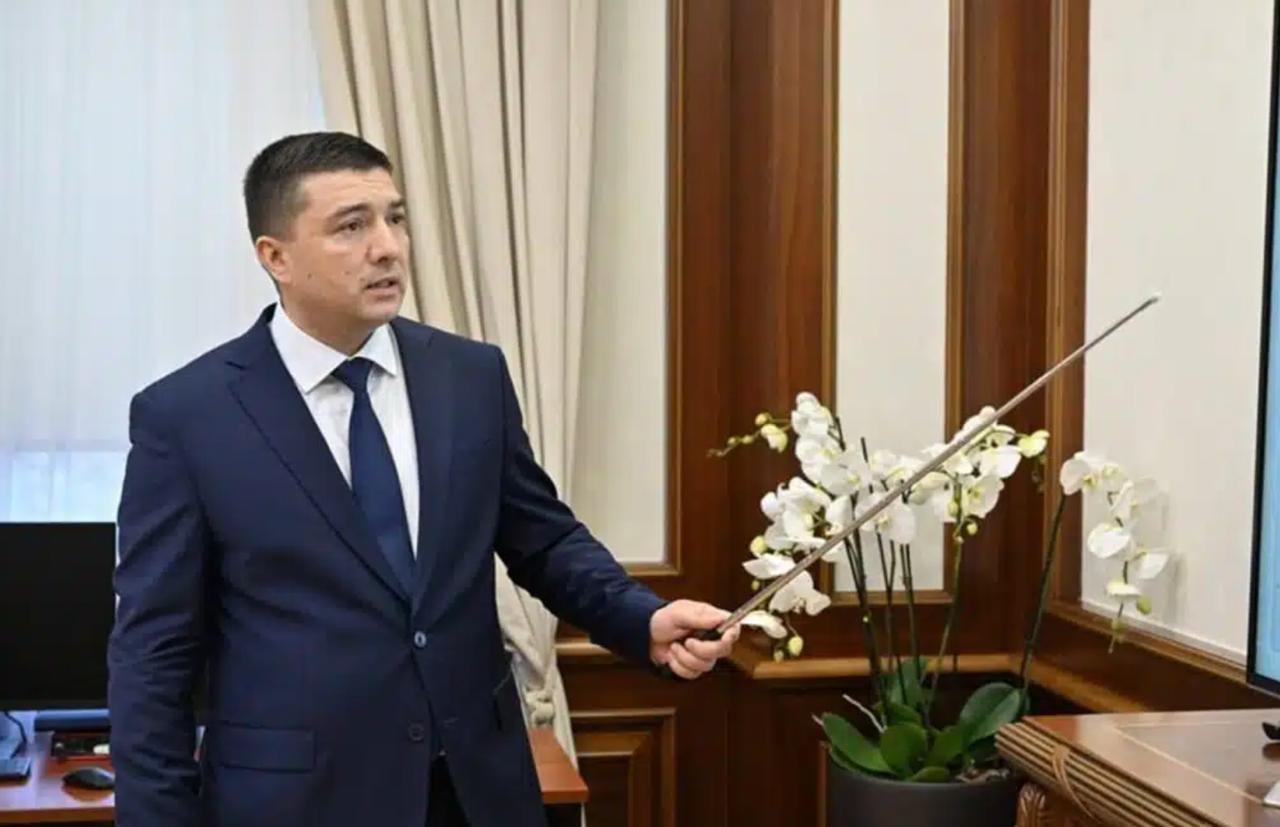Узбекистан принял программу по управлению водой на ближайшие три года  В Узбекистане утвердили программу по управлению водой на 2025–2028 годы. Она предусматривает реконструкцию более 2,5 тыс. км оросительных сетей, замену старого насосного оборудования на более экономичное, сокращение площадей с нехваткой воды и высокой засоленностью почв. Президент Шавкат Мирзиёев одобрил эти предложения на презентации 12 августа.  В результате в сельхозоборот вернется 460 тыс. га земель. На 1,4 млн га будут внедрены водосберегающие технологии, в том числе капельное орошение почти на 300 тыс. га. Будет автоматизирован учет воды и управление двенадцатью крупными гидросооружениями.  Доля бетонных каналов вырастет с 39% до 47%, что позволит снизить потери воды. Ожидается, что уже в этом году удастся сберечь 10 млрд куб м воды, а к 2028 году — до 14 млрд. Особое внимание уделят цифровизации: создадут единую IT-платформу, ситуационный центр, интегрируют отраслевые программы, установят счетчики на насосах и переведут крупные станции на возобновляемые источники энергии.  Telegram / Facebook / Instagram / LinkedIn / Сайт