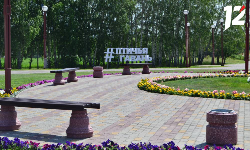 В омском парке «Птичья гавань» временно запретили массовые мероприятия Такое решение было принято в целях защиты птиц, поскольку начинается сезон размножения и появления потомства. Запрет будет действовать с 15 мая по 15 июля. Посетителям рекомендуется вести себя тихо и осторожно, чтобы не тревожить пернатых обитателей. Сотрудники парка также напоминают, что найденных молодых птенцов нельзя поднимать или перемещать далеко от места их нахождения. Родителям важно видеть своих детенышей рядом, иначе они могут остаться без заботы взрослых особей.
