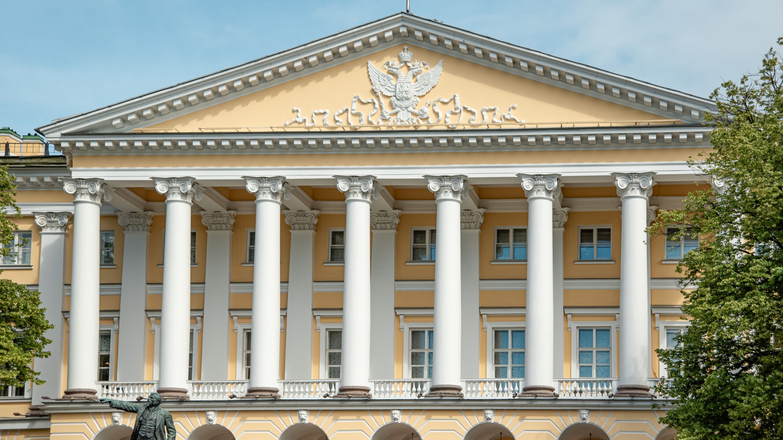 Александр Беглов назначил Максима Романцова врио главы администрации Центрального района По решению губернатора Александра Беглова временное исполнение обязанностей главы администрации Центрального района Санкт‑Петербурга возложено на заместителя главы администрации этого района Максима Романцова. Ранее он замещал должность заместителя начальника Государственной жилищной инспекции Санкт‑Петербурга - заместителя главного государственного жилищного инспектора Санкт‑Петербурга. ВКонтакте Одноклассниках