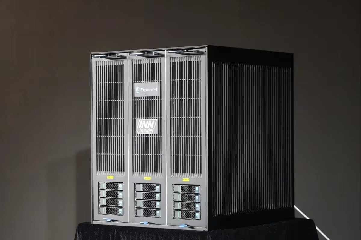 Китай представил компактный суперкомпьютер с минимальным энергопотреблением Ученые из Института интеллектуальной науки и технологий провинции Гуандун GDIIST представили суперкомпьютер BIE 1 который при мощности сопоставимой с крупными вычислительными центрами потребляет на 90 меньше энергии Устройство оснащено 1152 ядрами 4 8 ТБ оперативной памяти и 204 ТБ дискового пространства а его скорость обработки данных достигает 500 тыс токенов в секунду Компактный размером с мини холодильник BIE 1 можно подключить к обычной розетке и использовать не только в научных центрах но и в офисе или даже дома   hightech plus 2025 10 28 kitai predstavil kompaktnii superkompyuter s minimalnim energopotrebleniem