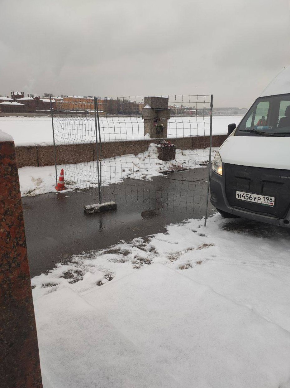 Памятник жертвам политических репрессий огорожен Во вторую годовщину смерти Алексея Навального у монумента на Воскресенской набережной выставили временные ограждения сообщила читательница Бумаги При этом петербуржцы уже успели возложить у памятника цветы Контекст Проход к памятнику перекрывали и в прошлом году Петербуржцев пришедших возложить цветы досматривали Год назад на акциях памяти в городе задержали не менее четырех человек Как оценить риски участия в памятных акциях Читайте в разборе Бумаги   t me paperpaper ru 65890 Фото читательница Бумаги Подписывайтесь на Бумагу и предлагайте новости