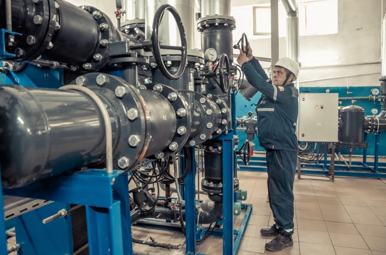 В Курске заменили теплосети на 5 8 км больше годового плана За 238 млн рублей курский филиал РИР Энерго в 2025 году модернизировал оборудование 12 центральных тепловых пунктов и трёх пунктов учёта обновил 1 км муниципальных теплосетей   В рамках концессионного соглашения компания уделила особое внимание теплопунктам которые питают курян горячей водой Ряд объектов оснастили энергоэффективными теплообменниками электродвигателями современной пожарной сигнализацией а также отремонтировали помещения и фасады Данные работы позволят повысить надёжность горячего водоснабжения для более чем 23 тысяч курян сэкономив объём тепловой и электрической энергии и исключив риски аварийных остановок оборудования   Кроме того в текущем году продолжалась реконструкция муниципальных теплосетей в том числе замена 1 км квартальных трубопроводов на улицах Карла Либкнехта 2 й Рабочей и Союзной Во всех округах областного центра обновили более 16 5 км тепломагистралей когда как годовой план 10 7 км В 2026 м планируется заменить 3 5 км городских теплосетей и оборудования четырёх ЦТП Фото РИР Энерго ГИ в МАХ