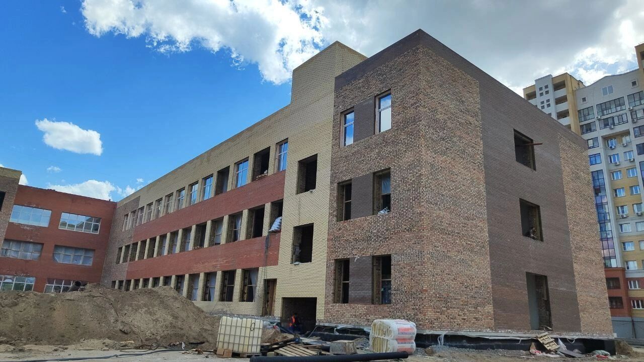 Под конец прошлого года в микрорайоне Серебряный берег ввели в эксплуатацию ту самую многострадальную школу 29 декабря 2025 года в нашем городе оказывается выдали разрешение на ввод в эксплуатацию школы на 1100 мест на Красном Пути Речь идет об образовательном объекте в микрорайоне Серебряный берег со строительством которого не все и не всегда было гладко Изначально напомним дорогостоящий контракт получила московская компания Капитал развитие Рассчитывали что к середине 2024 го школа будет готова но все пошло не по плану Контракт после нескольких долгих месяцев простоев с москвичами расторгли сейчас Капитал развитие фигурирует в деле о мошенничестве А достройку школы доверили фирме Русстрой из Ингушетии который к тому моменту уже зашел на омский рынок и показал себя не с самой плохой стороны За работу новому подрядчику заплатили 1 14 млрд рублей Хоть школу и ввели в эксплуатацию учебный процесс в ней в ближайшее время точно не начнется Новое здание необходимо полностью оснастить техникой и оборудованием а также пройти лицензирование Кстати в мае прошлого года высказались оптимистичные прогнозы что школьники сядут за парты нового учебного заведения в январе 2026 го Как видим они не сбылись Написать в редакцию можно здесь gorod55ru