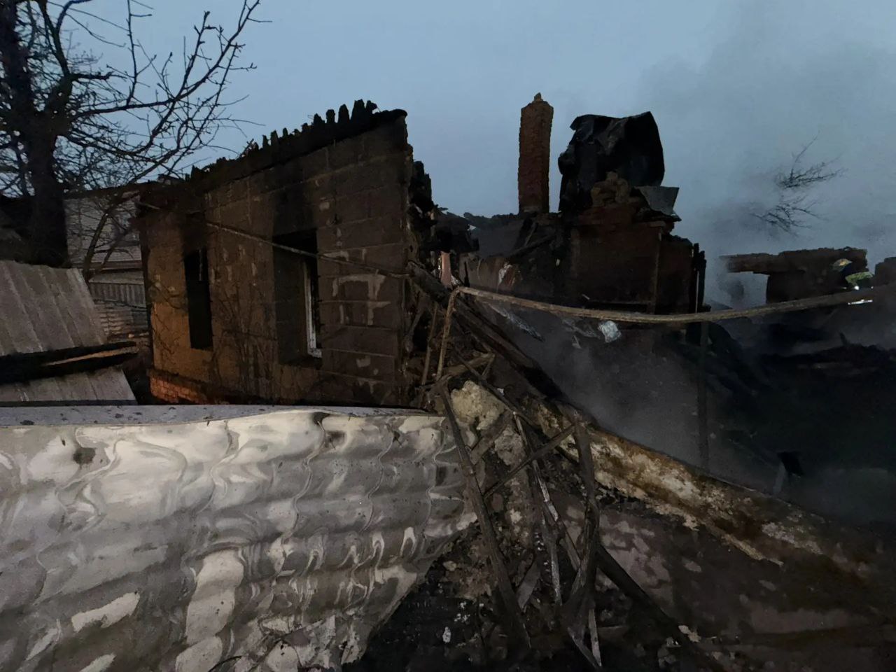 Уточнен возраст пострадавших в пожаре в Михайловке По данным прокуратуры госпитализированы 41 летний мужчина и 38 летняя женщина а также их сыновья 15 и 10 лет Ведомство взяло на контроль расследование дела Подписаться Перейти на сайт MAX