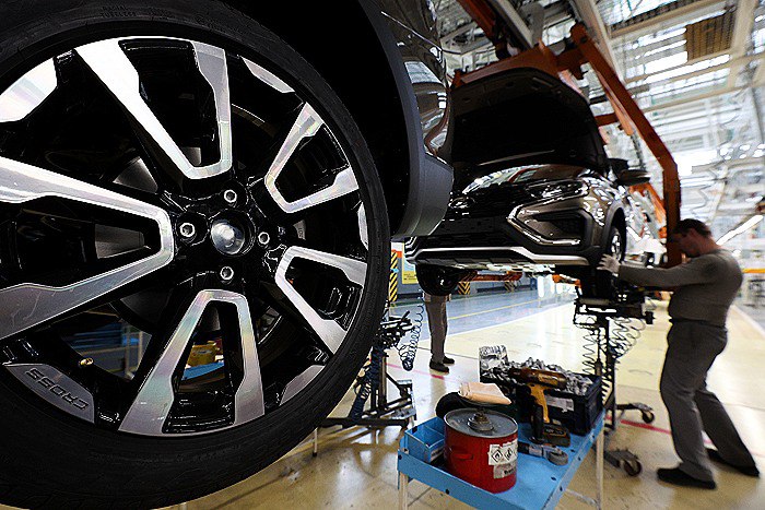 Получение АвтоВАЗом годовой чистой прибыли не прогнозируется на горизонте до 2028 года сообщил врио заместителя главы Минпромторга Самарской области Сергей Тишин Накануне чиновник выступал на заседании Самарской губернской думы где в частности обсуждались налоговые льготы для предприятий региона Одной из таких мер стало продление льготной нулевой ставки по налогу на прибыль для инвесторов которые являются участниками специальных инвестиционных контрактов Депутаты приняли соответствующие поправки в двух чтениях Отвечая на вопросы парламентариев Тишин уточнил что мера направлена на поддержку АвтоВАЗа На вопрос о том был ли АвтоВАЗ как адресат меры поддержки по налогу на прибыль собственно прибыльным в 2024 году Тишин ответил У предприятия прибыли в 2024 году в 2025 году и по прогнозным расчетам по СПИКу до 2028 года по году не будет Чиновник пояснил что налоговая льгота поможет автопроизводителю в его взаимодействии с поставщиками Фото Егор Алеев ТАСС interfaxonline