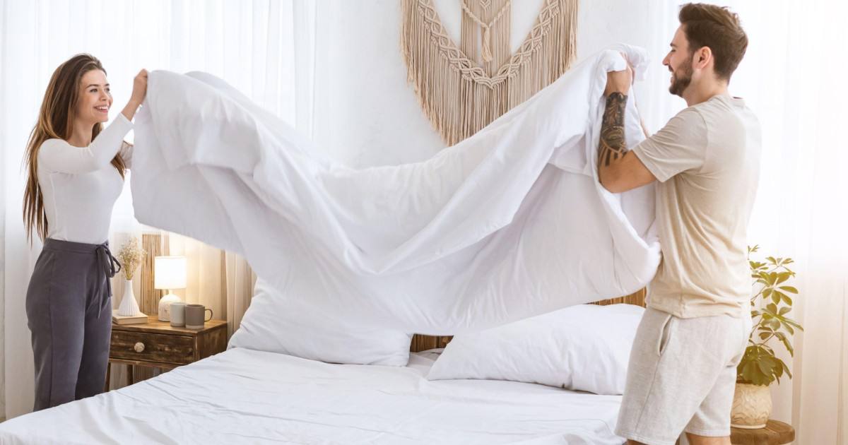 Постель утром можно не заправлять Учёные подтвердили спешить с утра заправлять кровать вовсе не обязательно Более того лучше делать это вечером или даже не заправлять вовсе Оказалось что когда постель остаётся открытой матрас и простыни проветриваются а пылевые клещи и бактерии погибают от света и сухого воздуха Если же сразу накрыть одеялом создаются идеальные условия для них выживать Подпишитесь и следите за актуальными новостями на нашем канале telegram me joinchat AAAAAEEdc qam7052mnXKA