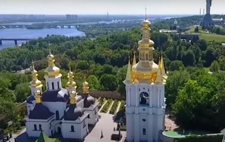 Киевские власти переименовали за год более 50 улиц в рамках дерусификации С сентября 2024 года в Киеве переименовали более 50 улиц и площадей связанных с Россией сообщил РИА Новости профессор РАНХиГС Геннадий Слышкин Из городской топонимики исчезли улицы Пушкина Тургенева Брюсова Станиславского Есенина Блока Чаадаева Боткина Пржевальского а также переулок Достоевского Слышкин отметил что Киев стремится создать собственный культурный и научный пантеон через названия улиц Теперь предпочтение отдается националистам которых считают борцами с Россией Например улица Мельниченко названная в честь капитана Ивана Мельниченко Героя Советского Союза погибшего при форсировании Днепра в 1944 году была переименована в улицу Тараса Бульбы Боровца Этот националист сотрудничал с гитлеровцами и возглавлял созданную немцами украинскую диверсионную бригаду