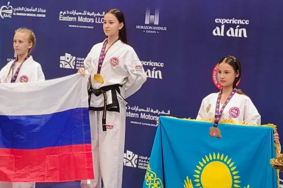 Золото и два серебра завоевали оренбурженки на первенстве мира по тхэквондо  Чемпионат и первенство мира состоялись в городе Аль-Эйн  ОАЭ . В соревнованиях участвовали 630 спортсменов из 25 стран.  По результатам состязаний сборная России заняла первое место.    Анастасия Дя взяла золото в поединках до 40 кг и серебряную медаль в спарринге стоп-балл в весовой категории до 40 кг среди юниорок 15-17 лет.    Татьяна Дидикина завоевала серебро в спарринге стоп-балл до 55 килограммов среди девушек 12-14 лет.  В Оренбуржье тхэквондо увлекаются более 1 000 человек. В спортивных школах бесплатно этим видом спорта занимаются 400 ребят.