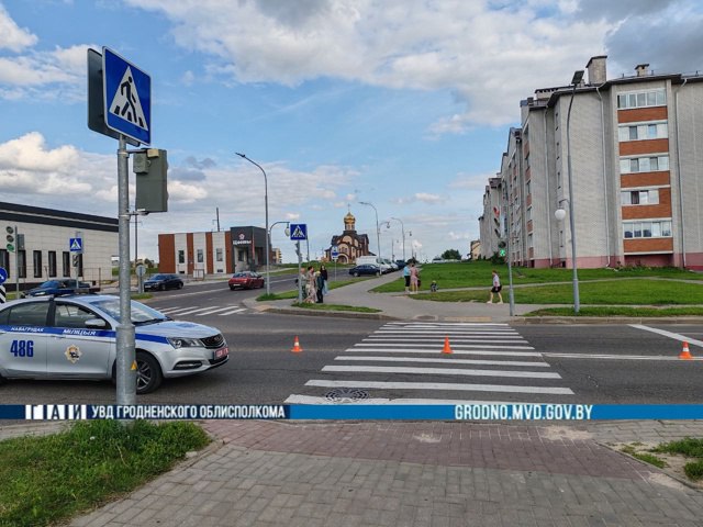 ‼ В Новогрудке на пешеходном переходе сбили 17-летнего парня ДТП произошло 7 августа около 17:20. На улице Скорины 54-летний водитель, двигаясь на запрещающий сигнал светофора, совершил наезд на 17-летнего парня, который переходил дорогу на разрешающий сигнал светофора В результате ДТП несовершеннолетний получил закрытый перелом голени со смещением. По факту ДТП назначена проверка. Поддержать канал бустами Inst TikTok ВК OK FB