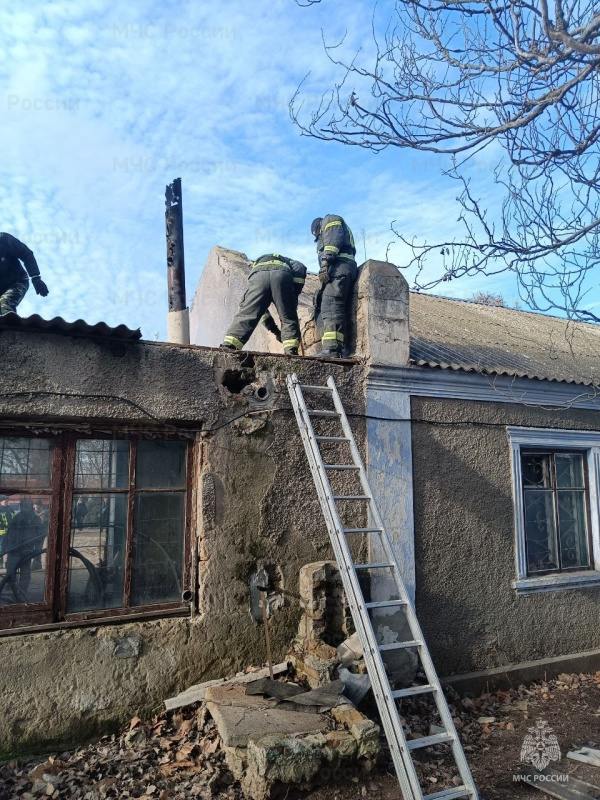 Спасатели МЧС Херсонской области ликвидировали пожар в Скадовске  "На месте происшествия работала дежурная смена 6 пожарно-спасательной части. Горел индивидуальный жилой дом", — сообщили в ГУ МЧС России по Херсонской области.   Сведения о пострадавших не поступали.    ПОДПИСАТЬСЯ НА ТАВРИЮ