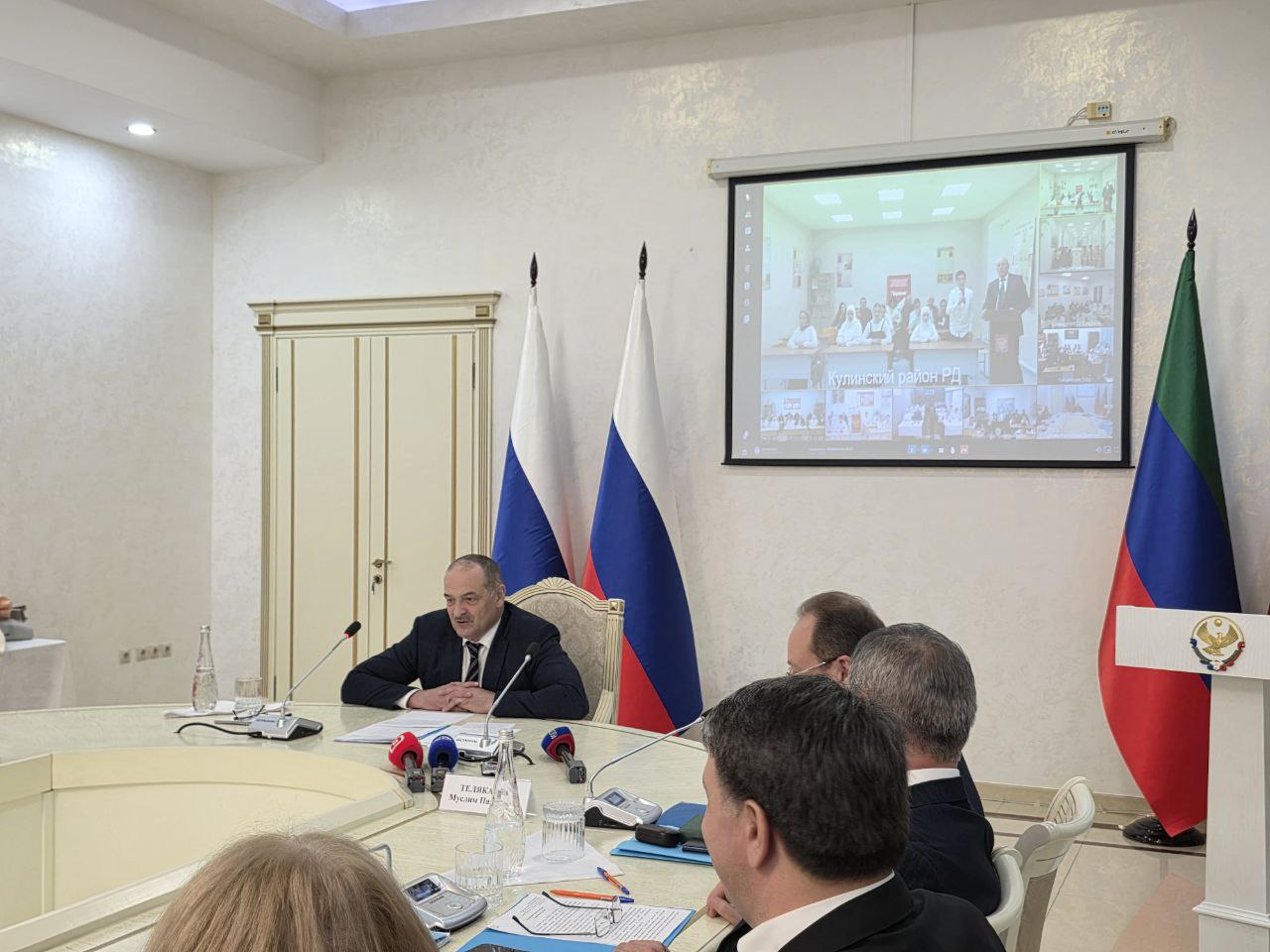 В Дагестане состоялся марафон открытия капитально отремонтированных объектов образования В рамках заседания Совета по науке и образованию под председательством главы Дагестана Сергея Меликова проходит марафон в ходе которого в режиме видео конференц связи открываются капитально отремонтированные объекты образования На обновление инфраструктуры из республиканского бюджета было выделено 531 95 млн рублей Эти средства позволили провести капитальный ремонт в 6 школах и 1 детском саду в Кулинском Дербентском Шамильском Гунибском Курахском Чародинском и Цумадинском районах а также в Республиканском фольклорном хореографическом центре Ватан в Махачкале Кроме того установлены два современных модульных корпуса на 264 места на время строительства нового здания СОШ 16 в Хасавюрте и модульный пищеблок на 80 мест в селе Тинди В ходе марафона на прямую связь с главой республики вышли руководители муниципалитетов В частности об успешном завершении работ и готовности объектов доложили врио главы Кулинского района Ажуб Османов глава Дербентского района Эльман Аллахвердиев а также руководство Гунибского района Фото РИА Дагестан Венера Гамзатова