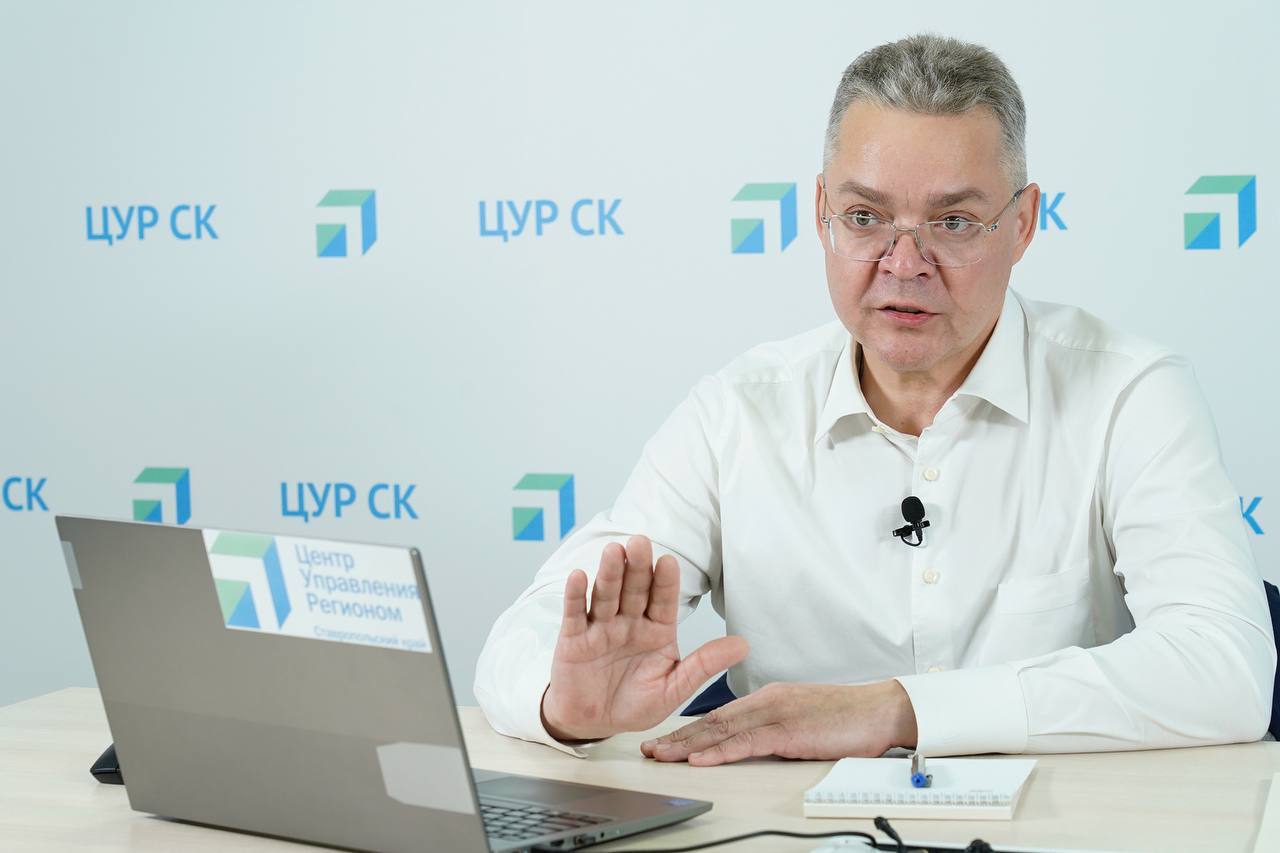 Губернатор Владимиров поддержал инициативу о введении звания Почётный донор Ставропольского края В ходе прямой линии губернатора Владимирова жители региона предложили утвердить звание Почётный донор Ставропольского края Глава региона высказался по теме подчеркнув личную причастность к донорскому движению Он отметил что готов рассмотреть возможность введения такого звания на уровне края Тоже являюсь Почётным донором Переговорю с Общественной палатой СК Если они выйдут с таким предложением то поддержу идею утверждения в крае этого звания отметил Владимир Владимиров Отметим для сбора вопросов на прямую линию впервые был задействован новый сервис чат бот мессенджера MAX