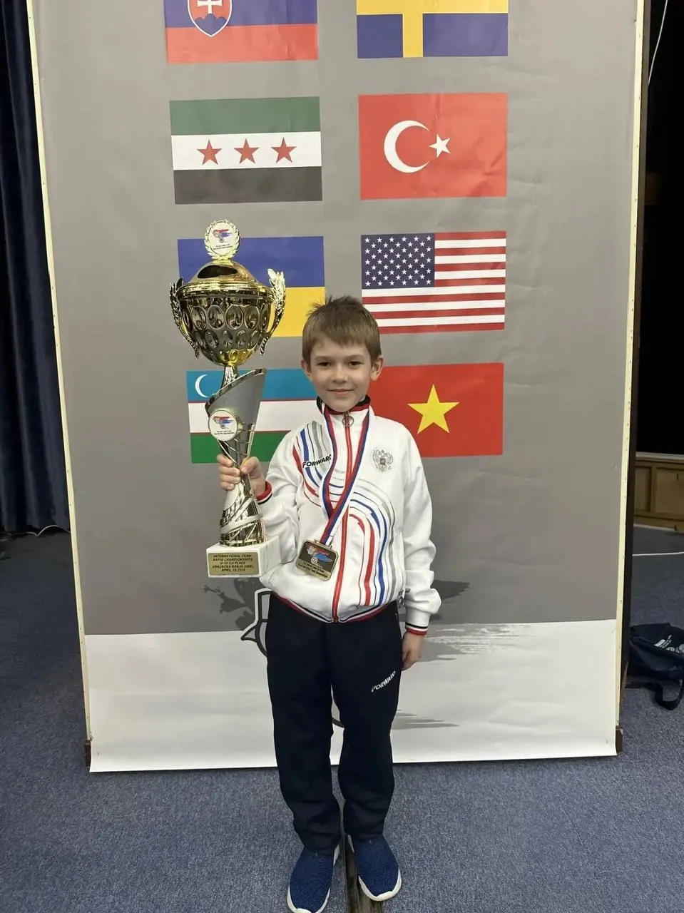 Школьник из Оренбуржья стал чемпионом мира по шахматам С 14 по 21 апреля в сербском городе Врнячка Баня проходило Первенство мира по шахматам На нем ученик 2 класса из Оренбуржья Петр Макеев показал выдающийся результат сообщили в Министерстве образования региона Выступая в составе сборной России оренбуржец с командой занял 1 место в мире При этом сам Петр завоевал серебряную медаль на своей доске Успех юного шахматиста стал возможен благодаря поддержке наставника тренера преподавателя Николая Макеева Фото Министерстве образования Оренбургской области Подписывайтесь на нас в MAX