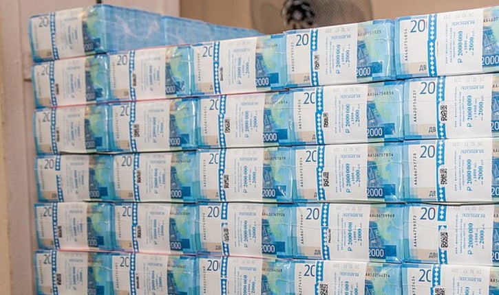 Объем средств в банках достиг рекордных 67 трлн рублей Это максимальный показатель с 2012 года Из них 46 2 трлн рублей приходится на срочные вклады За 2025 год средства населения увеличились на 16 2 9 5 трлн рублей что по оценкам ЦБ является существенным но остается ниже рекордных 27 7 12 5 трлн рублей в 2024 году когда были очень высокие ставки по вкладам В декабре 2025 года объем средств населения в банках вырос на 3 6 трлн рублей 5 6 Аналитики связывают динамику декабря с традиционным авансированием январских социальных платежей и выплатой годовых бонусов fatcat18