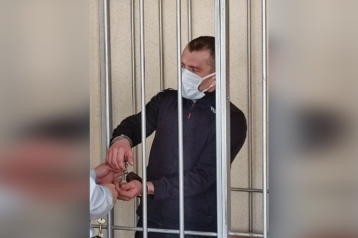 В Нижнем Тагиле в ходе расследования убийства 11-летней девочки были выявлены и другие преступные деяния фигуранта, которым также дана правовая оценка. Как выяснилось, 5 августа обвиняемый Владимир Александров, находясь в состоянии алкогольного опьянения, обманом заманил в свою комнату знакомую девушку 2004 года рождения и совершил в отношении нее преступления сексуального характера, воспользовавшись ее беспомощным состоянием. После этого он незаконно удерживал ее в течение нескольких часов. В ближайшее время уголовное дело с утвержденным обвинительным заключением будет направлено в Свердловский областной суд для рассмотрения по существу. Наиболее тяжкие из вменяемых преступлений предусматривают наказание вплоть до пожизненного лишения свободы. Фото: Прокуратура Свердловской области «Уральский меридиан»