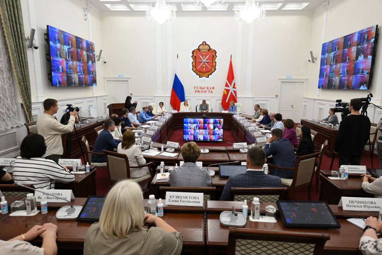 Тульская область – на пути к семьесбережению «Держу рекомендации ВИСП на личном контроле», – начал рабочую встречу Губернатор Тульской области Дмитрий Миляев. Обсудили промежуточные результаты Всероссийской инспекции системы профилактики социального сиротства. С начала года в Тульской области действует межведомственный консилиум по вопросам обоснованности помещения детей в учреждения. Созданы территориальные службы «Дети в семье». Для оперативной помощи в трудной жизненной ситуации сформирована ресурсная карта НКО. Эту работу координирует Уполномоченный по правам ребенка Тульской области Наталья Зыкова. Усилена профилактическая работа с родителями, имеющими зависимость. Многое начали делать еще в рамках нашего проекта по поддержке семей и сокращению числа детей в домах ребенка «Ноль – четыре». Регион – один из пилотов. За 2 года количество малышей в домах ребенка сократилось на 51%. Какие еще точки роста видим в регионе, поделилась на расширенном совещании со специалистами системы профилактики Тульской области. Обратила внимание коллег на необходимость активнее помогать родителям, желающим восстановиться в родительских правах или снять ограничения. А также сопровождать семьи, преодолевшие кризис, — они должны понимать, что поддержка рядом. Как отметил Дмитрий Миляев, главное — это не цифры и рейтинги, а судьбы семей. Во время совещания на экране были фотографии детей и родителей, которых удалось воссоединить за это время. Запомнилась фраза одной из мам: «Очень страшно остаться без ребенка, это как будто-то душу отняли». Ради того, чтобы не допускать таких трагедий, мы и работаем! Договорились с Дмитрием Вячеславовичем, что проведем на тульской земле в этом году Всероссийский съезд уполномоченных по правам ребенка. Уполномоченный при Президенте РФ по правам ребёнка. Подписаться