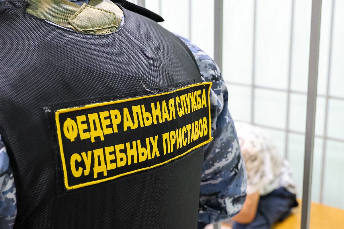 Житель Красноярского края напал с топором на приставов Жителю села Имыш Ужурского района грозит уголовная ответственность за нападение с топором на судебных приставов. Как рассказали в ГУФССП по краю, сотрудники ведомства пришли домой к должнице по алиментам. Сельчанка была лишена прав на троих детей, сейчас они проживают с опекуном. Женщина не платит алименты, за что ее уже наказали обязательными работами, однако это она тоже игнорирует. Судебные приставы приехали в село, чтобы напомнить женщине о ее обязанностях. Та находилась в алкогольном опьянении и не пожелала общаться. Ее 50-летний нетрезвый сожитель напал на сотрудников с холодным оружием. Нападавшего нейтрализовали, на место вызвали полицию. Должницу ждет дальнейшее взаимодействие с приставами до того, пока она не погасит долг. Ее сожитель же понесет уголовную ответственность.