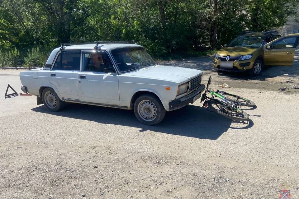 Двое юных волгоградцев пострадали в ДТП на велосипеде и самокате Аварии случились в Краснооктябрьском и Камышинском районах. Двое юных волгоградцев пострадали в ДТП на велосипеде и самокате 27 мая. В Краснооктябрьском районе ВАЗ-2107 сбил 14-летнего велосипедиста по улице Богучарской, 1. В Камышинском районе Kia Rio сбил 12-летнюю самокатчицу по улице Ленина, 32. Как сообщают «Городские вести» со ссылкой на региональный главк, несовершеннолетние были госпитализированы.