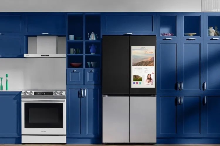 Компания Samsung выпустила обновление для своих умных холодильников Bespoke AI с Family Hub, которое добавляет поддержку многоголосной идентификации пользователей. Эта функция, реализованная на базе голосового помощника Bixby, позволяет холодильнику персонализировать информацию на встроенном дисплее в зависимости от того, кто обращается к нему. Благодаря новой функции, холодильник может отображать индивидуальный календарь, фотографии или активировать пользовательские режимы отображения по голосовой команде. Например, можно попросить холодильник показать расписание на день или фотографии из семейного архива. Также, пользователи смогут использовать голосовой запрос для включения будильника на смартфоне, что особенно удобно, если телефон трудно найти.