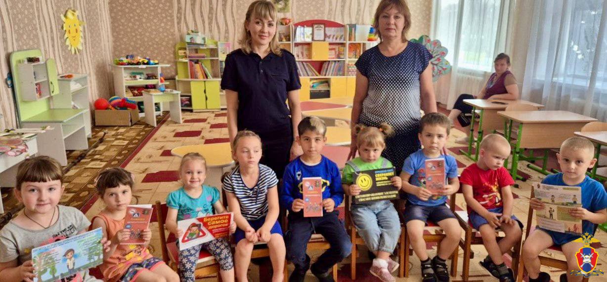 ‍ В Херсонской области госавтоинспекторы провели мероприятие для малышей    Сотрудники Госавтоинспекции Отделения МВД России «Чаплынское» провели профилактическое занятие по правилам дорожной безопасности с воспитанниками Павловского Ясли-Сада.   Госавтоинспекторы предупредили юных пешеходов о недопустимости игр вблизи проезжей части, а также напомнили о правиле пересечения автодорог только по пешеходным переходам. Отдельный акцент был сделан на необходимость ношения световозвращающих элементов на верхней одежде, особенно в условиях сниженной видимости и в темное время суток. Также ребятам показали мультипликационный фильм «Азбука безопасности на дороге».   В завершение мероприятия госавтоинспекторы раздали малышам тематические памятки и пожелали неукоснительно соблюдать Правила дорожного движения.