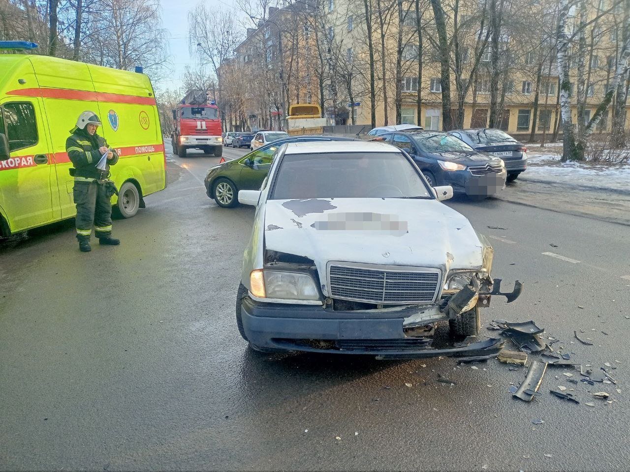 Ребёнок пострадал в ДТП в Твери  Автомобильная авария произошла на пересечении улиц Фадеева и Попова областного центра.  35-летняя женщина, управляя автомобилем Kia, при повороте налево не предоставила преимущества в движении автомобилю Mercedes и совершила с ним столкновение. В результате ДТП пострадал 8-летний мальчик, пассажир Kia.    Пилот Подписаться  #авария #дтп