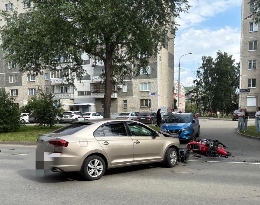 22-летний мотоциклист пострадал в ДТП с легковушкой в Челябинске Авария произошла в районе улицы 250-летия Челябинска, 17б. С Honda пострадавшего столкнулся Volkswagen, за рулем которого был 49-летний водитель. : ГАИ Челябинска / Прислать новость